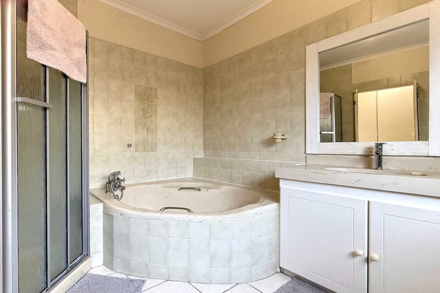 5 Bedroom Property for Sale in Flamingo Vlei Western Cape